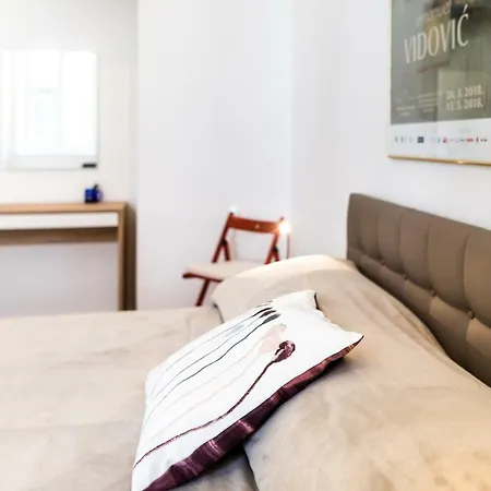 Mary Apartment Split